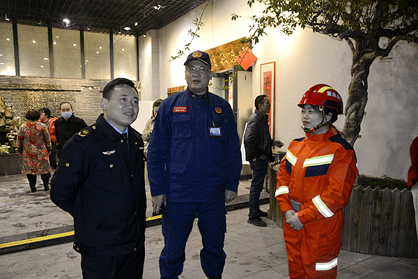 重庆市涪陵区应急管理局华岩救援队近50名队员元宵夜战一线守平安 