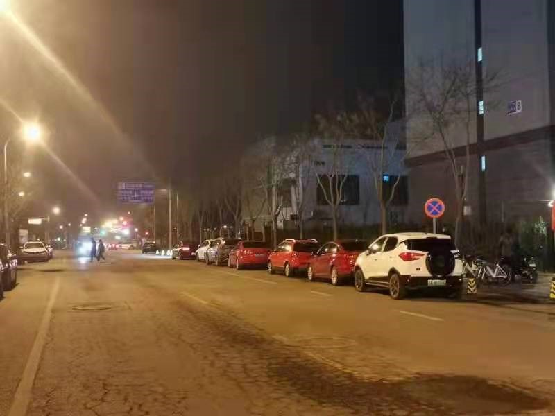 车位收费月超千元，“高租金”背后有何博弈？